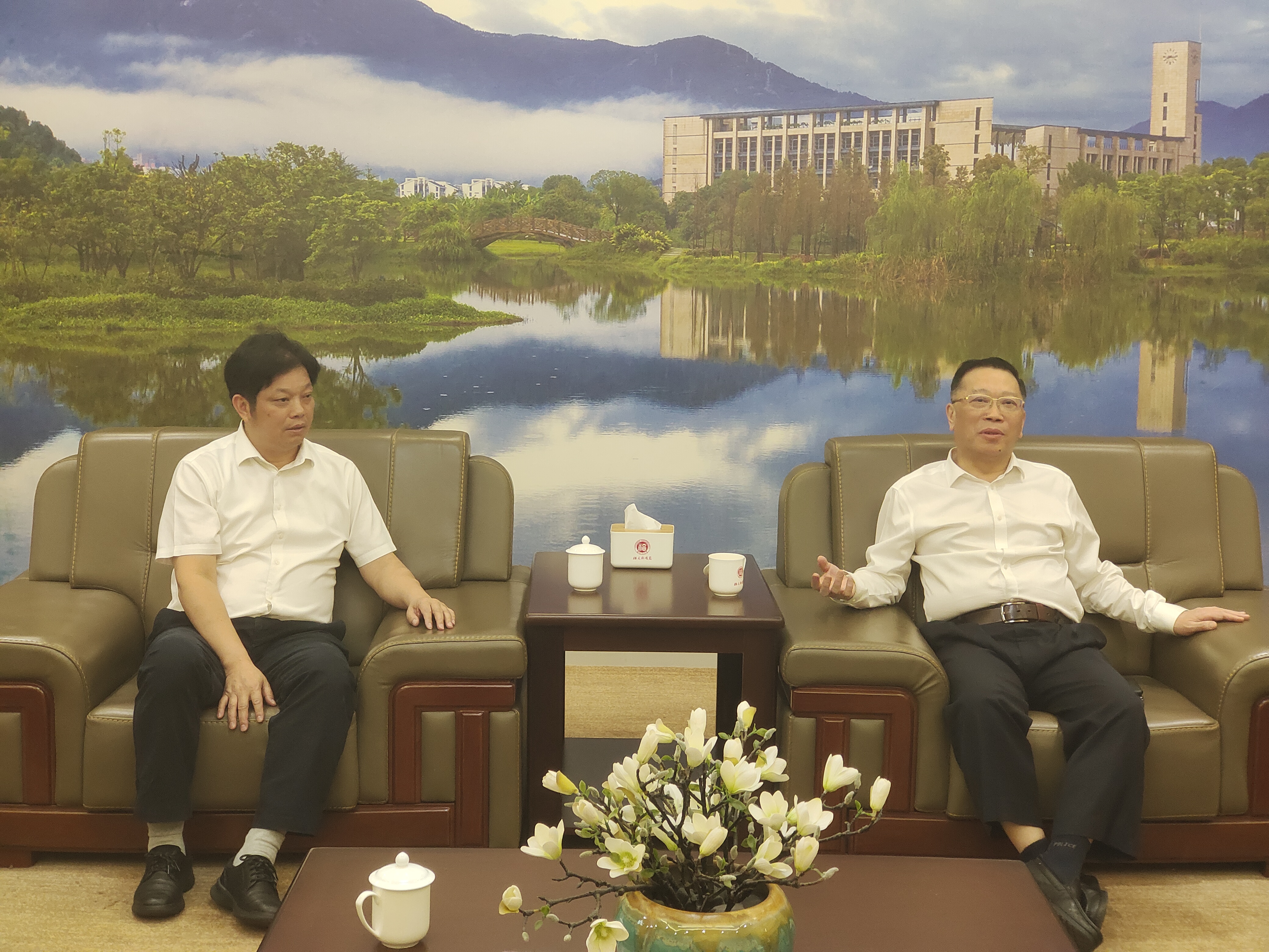 陈国龙书记会见陈洪尧副书记—李连富摄.jpg
